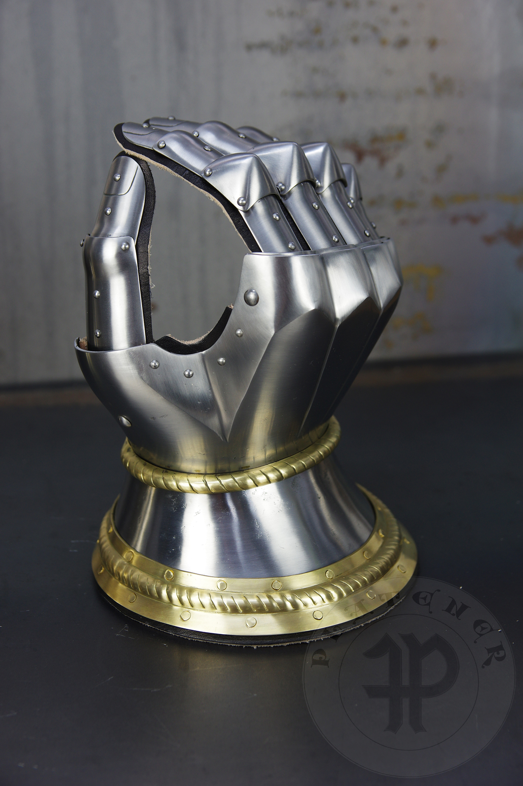 Hourglass gauntlets forged without welding from medium carbon steel, heat hardened and tempered up to 42 HRC. Fingers in articulated construction inspired by finds from Sweden. Brass decoration with roping motive./Rkawice klepsydrowe wykonane bez spawania ze stali redniowglowej, hartowane i odpusczane do 42 HRC. Palce w konstrukcji segmentowej wzorowane na znaleziskach ze Szwecji. Mosine dekoracje z motywem linowym.